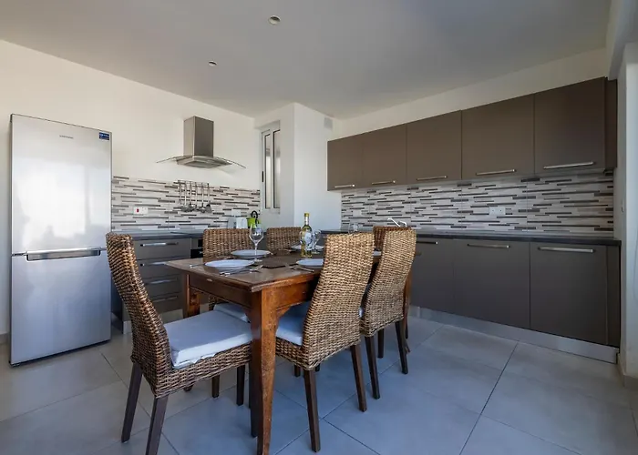 Bright And Spacious Penthouse, Large Terrace By Buena Vista * Msida